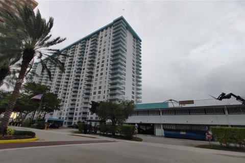 Condominio en venta en Sunny Isles Beach, Florida, 1 dormitorio, 102.56 m2 № 1992468 - foto 1