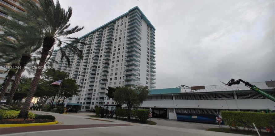 Condominio en Sunny Isles Beach, Florida, 1 dormitorio  № 1992468