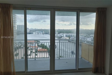 Condominio en venta en Sunny Isles Beach, Florida, 1 dormitorio, 102.56 m2 № 1992468 - foto 3