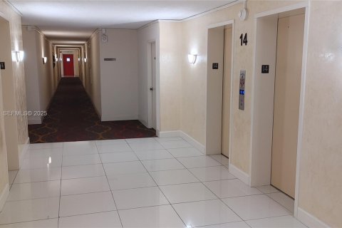 Condominio en venta en Sunny Isles Beach, Florida, 1 dormitorio, 102.56 m2 № 1992468 - foto 18