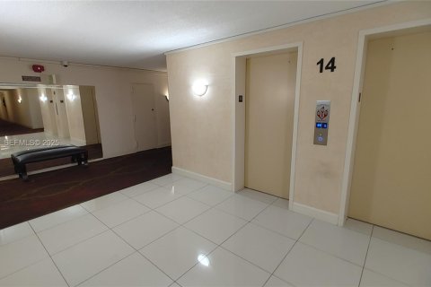 Condominio en venta en Sunny Isles Beach, Florida, 1 dormitorio, 102.56 m2 № 1992468 - foto 19