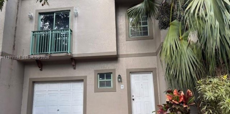 Townhouse in Miami, Florida 3 bedrooms, 141.95 sq.m. № 2040875