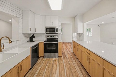 Villa ou maison à vendre à Tampa, Floride: 4 chambres, 225.01 m2 № 2398943 - photo 12