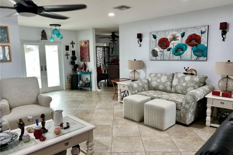 Casa en venta en Fort Myers, Florida, 3 dormitorios, 185.8 m2 № 1641422 - foto 16