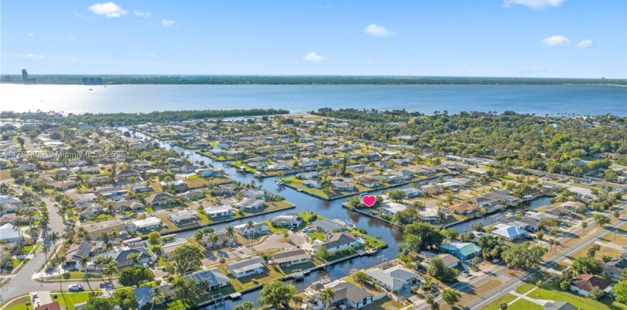 Casa en Fort Myers, Florida 3 dormitorios, 185.8 m2 № 1641422
