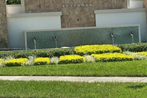 Touwnhouse à vendre à Hialeah, Floride: 3 chambres, 153.29 m2 № 1958132 - photo 2