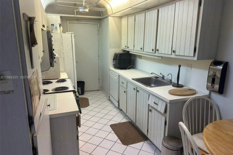 Copropriété à vendre à Miami Beach, Floride: 2 chambres, 154.87 m2 № 2027982 - photo 16