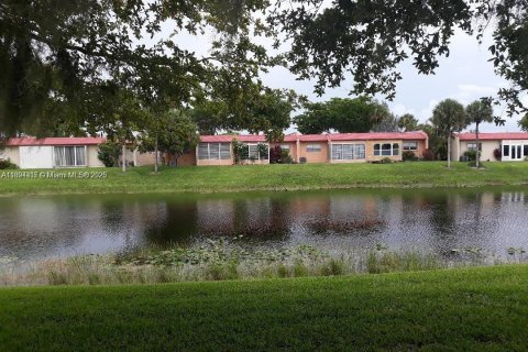 Condominio en alquiler en West Palm Beach, Florida, 2 dormitorios, 75.44 m2 № 1946102 - foto 1