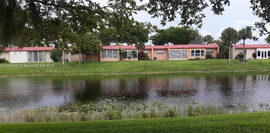 Condominio en West Palm Beach, Florida, 2 dormitorios  № 1946102