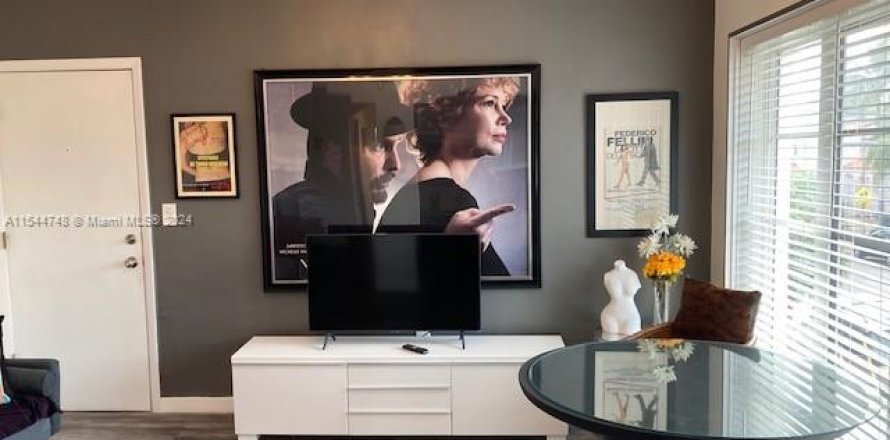Condominio en Miami Beach, Florida, 1 dormitorio № 1985173