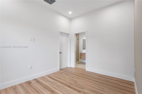 Touwnhouse à vendre à Miami, Floride: 4 chambres, 295.43 m2 № 2170514 - photo 17