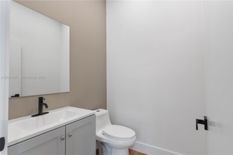 Touwnhouse à vendre à Miami, Floride: 4 chambres, 295.43 m2 № 2170514 - photo 13