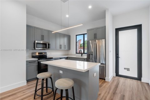 Touwnhouse à vendre à Miami, Floride: 4 chambres, 295.43 m2 № 2170514 - photo 2