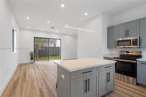 Touwnhouse à vendre à Miami, Floride: 4 chambres, 295.43 m2 № 2170514 - photo 3