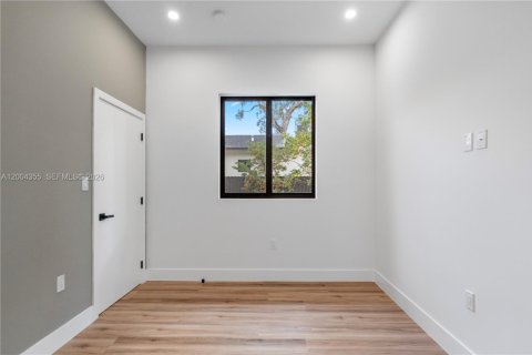 Touwnhouse à vendre à Miami, Floride: 4 chambres, 295.43 m2 № 2170514 - photo 16