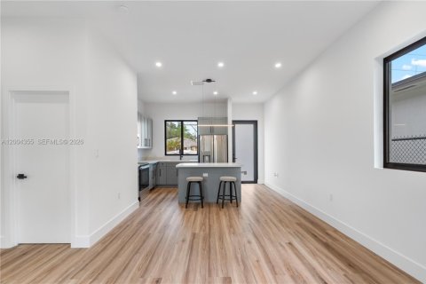 Touwnhouse à vendre à Miami, Floride: 4 chambres, 295.43 m2 № 2170514 - photo 7