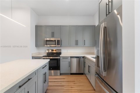 Touwnhouse à vendre à Miami, Floride: 4 chambres, 295.43 m2 № 2170514 - photo 4