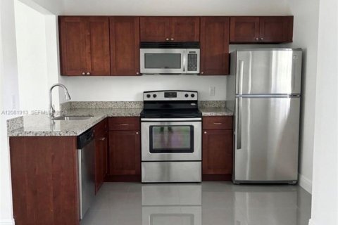 Купить кондоминиум в Пемброк-Пайнс, Флорида 2 спальни, 74.88м2, № 2353087 - фото 3
