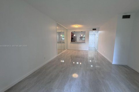 Купить кондоминиум в Пемброк-Пайнс, Флорида 2 спальни, 74.88м2, № 2353087 - фото 11