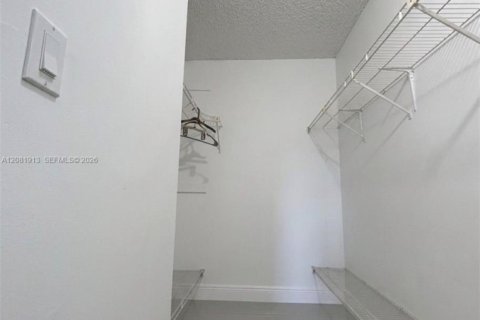 Купить кондоминиум в Пемброк-Пайнс, Флорида 2 спальни, 74.88м2, № 2353087 - фото 24