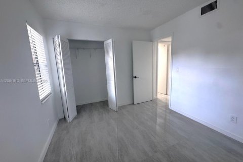 Купить кондоминиум в Пемброк-Пайнс, Флорида 2 спальни, 74.88м2, № 2353087 - фото 25