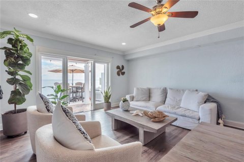 Townhouse in Saint Petersburg, Florida 3 bedrooms, 133.5 sq.m. № 1879163 - photo 11