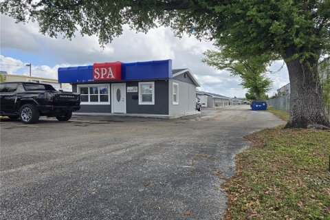Commercial property in Largo, Florida 717.39 sq.m. № 2110245 - photo 2