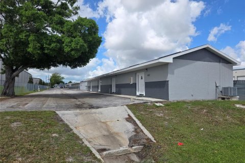 Commercial property in Largo, Florida 717.39 sq.m. № 2110245 - photo 16