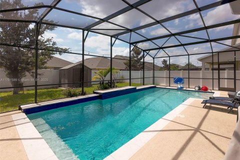 House in Saint Cloud, Florida 5 bedrooms, 325.99 sq.m. № 1732088 - photo 1