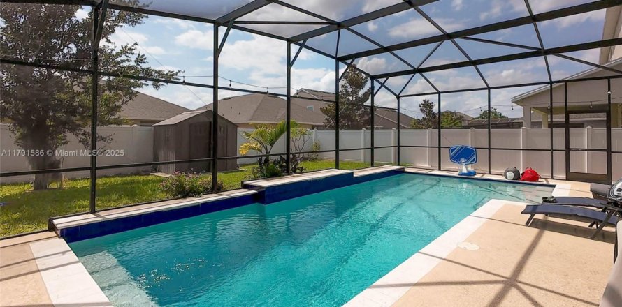 House in Saint Cloud, Florida 5 bedrooms, 325.99 sq.m. № 1732088
