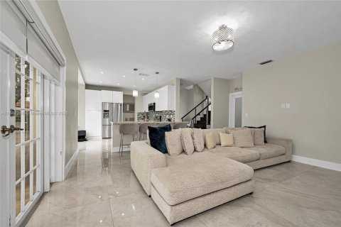 House in Miami, Florida 5 bedrooms, 225.29 sq.m. № 1930889 - photo 17