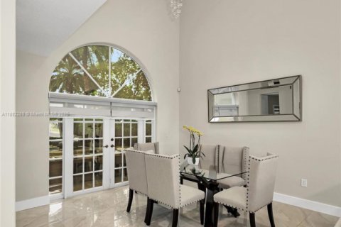 House in Miami, Florida 5 bedrooms, 225.29 sq.m. № 1930889 - photo 12