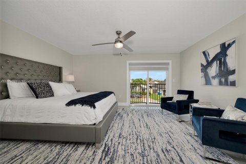 House in Miami, Florida 5 bedrooms, 225.29 sq.m. № 1930889 - photo 30