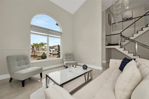 House in Miami, Florida 5 bedrooms, 225.29 sq.m. № 1930889 - photo 8