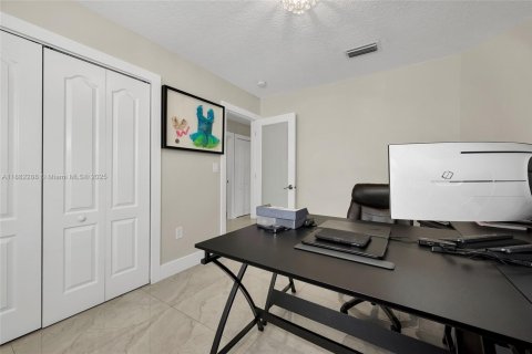 House in Miami, Florida 5 bedrooms, 225.29 sq.m. № 1930889 - photo 28