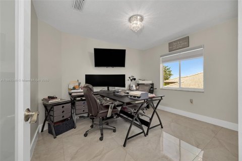 House in Miami, Florida 5 bedrooms, 225.29 sq.m. № 1930889 - photo 27