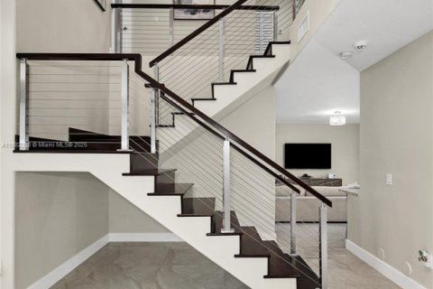 House in Miami, Florida 5 bedrooms, 225.29 sq.m. № 1930889 - photo 6