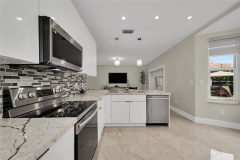 House in Miami, Florida 5 bedrooms, 225.29 sq.m. № 1930889 - photo 14