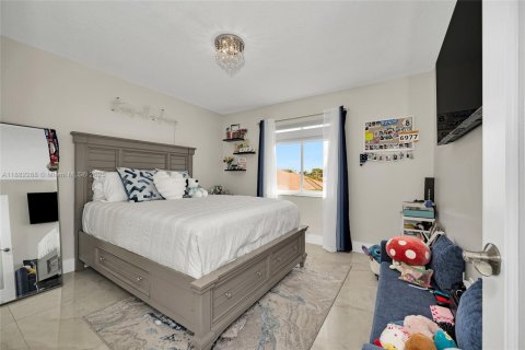 House in Miami, Florida 5 bedrooms, 225.29 sq.m. № 1930889 - photo 25