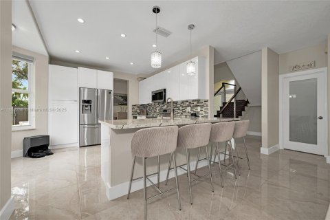 House in Miami, Florida 5 bedrooms, 225.29 sq.m. № 1930889 - photo 16