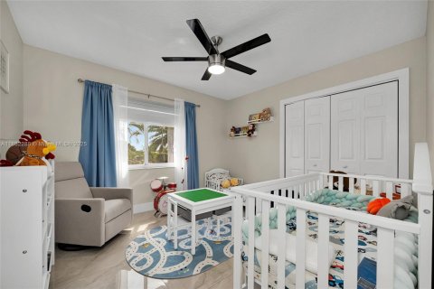 House in Miami, Florida 5 bedrooms, 225.29 sq.m. № 1930889 - photo 21