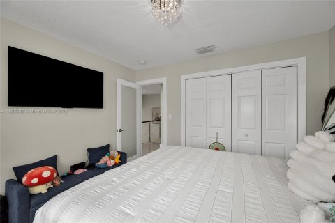 House in Miami, Florida 5 bedrooms, 225.29 sq.m. № 1930889 - photo 26