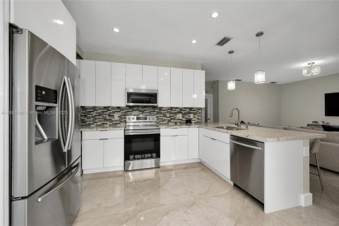 House in Miami, Florida 5 bedrooms, 225.29 sq.m. № 1930889 - photo 13