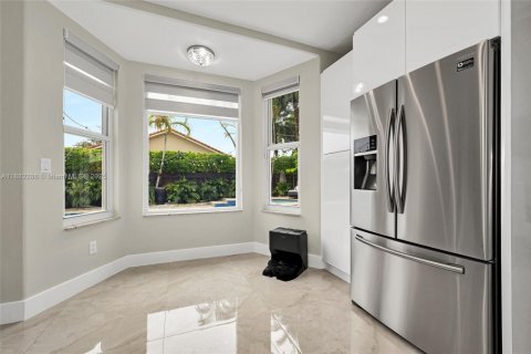 House in Miami, Florida 5 bedrooms, 225.29 sq.m. № 1930889 - photo 15