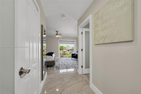 House in Miami, Florida 5 bedrooms, 225.29 sq.m. № 1930889 - photo 29