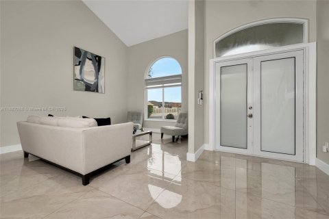 House in Miami, Florida 5 bedrooms, 225.29 sq.m. № 1930889 - photo 10