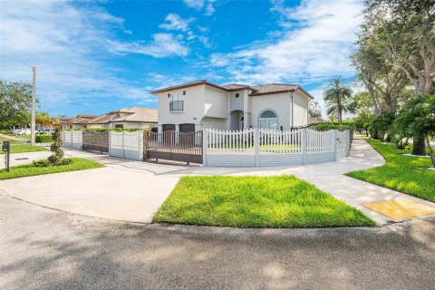 House in Miami, Florida 5 bedrooms, 225.29 sq.m. № 1930889 - photo 4