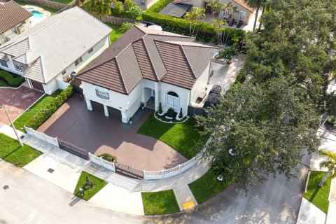 House in Miami, Florida 5 bedrooms, 225.29 sq.m. № 1930889 - photo 3