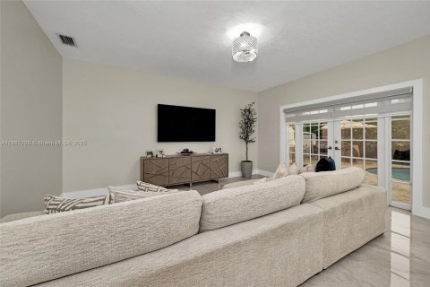 House in Miami, Florida 5 bedrooms, 225.29 sq.m. № 1930889 - photo 18