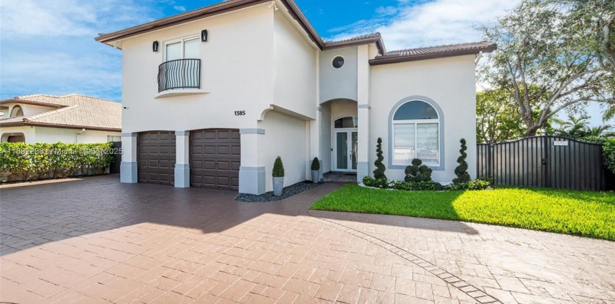 House in Miami, Florida 5 bedrooms, 225.29 sq.m. № 1930889